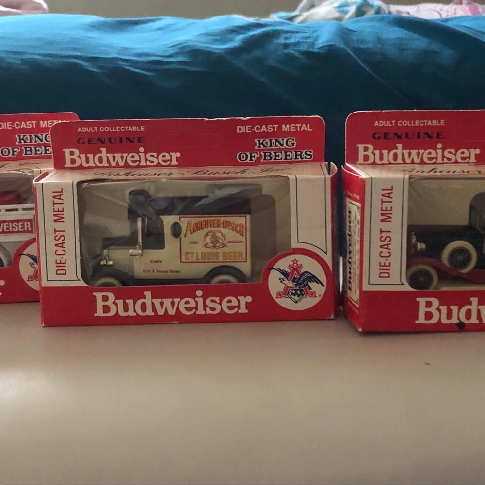Budweiser Vintage Style Die-Cast Delivery Truck - Red & Cream 1979 Bundle 3